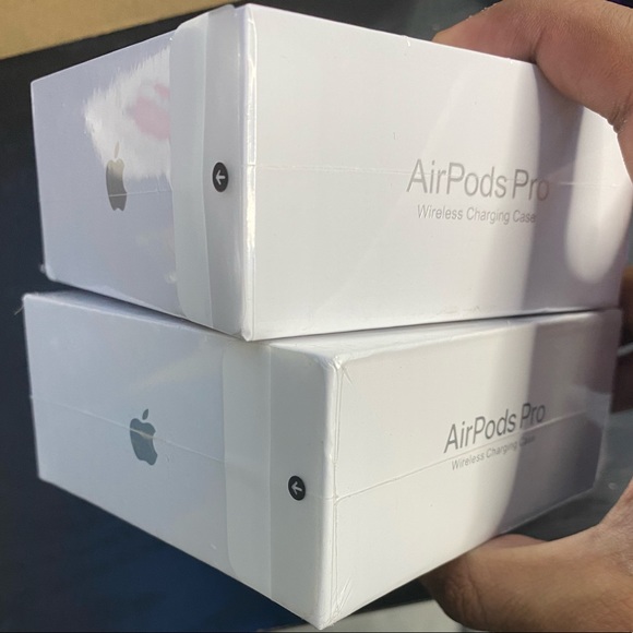 AirPod pros - Picture 3 of 5